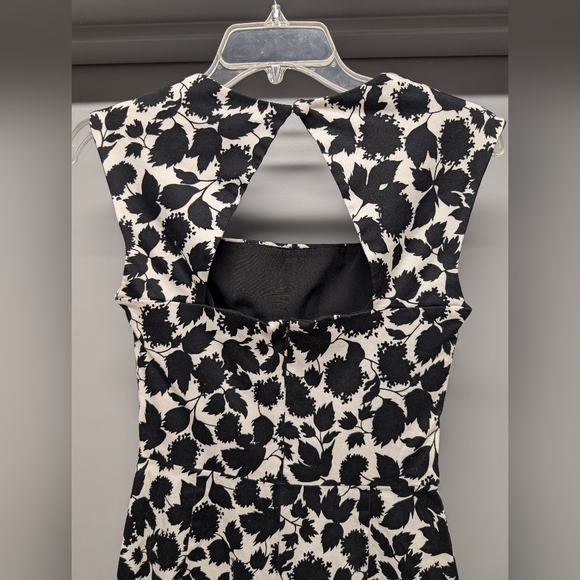 Elegant Black and White Floral Dress - Picture 4 of 4